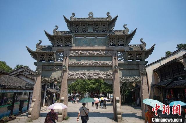 天寒地冻，守着热辣鲜香的川渝火锅，鸭肠鹅肠黄喉毛肚千层涮起来